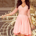 210-7 NICOLLE - sukienka z dłuższym tyłem z koronkowym dekoltem - PASTELOWY RÓŻ-1