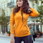 262-1 Bluza z kapturem i kieszonkami - kolor musztardowy-1