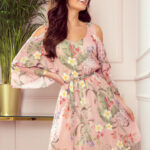 292-1 MARINA zwiewna szyfonowa sukienka z dekoltem - RÓŻOWA W KWIATY-1