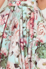 478-1 MAYA Sukienka z dłuższym tyłem, dekoltem i paskiem - RÓŻOWE KWIATY-5