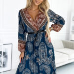 510-1 Plisowana sukienka midi z dekoltem, długim rękawkiem i czarnym paskiem - niebiesko-brązowy wzór-1