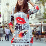 281-1 SOPHIE Wygodna sukienka Oversize - GAZETOWY WZÓR-1