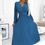 504-5 VIVIANA Plisowana sukienka midi z dekoltem, długim rękawkiem i szerokim paskiem - kolor JEANS-1