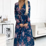 519-3 Plisowana szyfonowa długa sukienka z dekoltem, długim rękawkiem i paskiem - NIEBIESKA w kwiaty-1