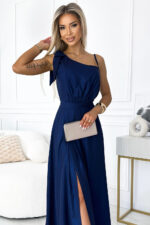 528-1 Długa połyskująca suknia na jedno ramię z kokardą - GRANATOWA-4