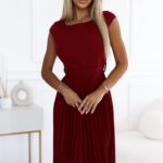 311-15 LILA Plisowana sukienka z krótkim rękawkiem i paskiem - BORDOWA-1