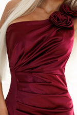 580-2 AURORA długa satynowa suknia na jedno ramię z różami - BORDOWA-6