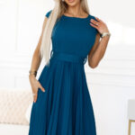 311-17 LILA Klasyczna plisowana sukienka z krótkim rękawkiem i paskiem - kolor MORSKI-1