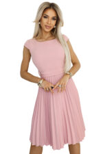 311-19 LILA Klasyczna plisowana sukienka z krótkim rękawkiem i paskiem - PUDROWY RÓŻ-6