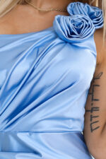 580-4 AURORA długa satynowa suknia na jedno ramię z różami - BŁĘKITNA-6