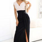 451-3 Błyszcząca sukienka z krótkim rękawkiem, dekoltem i rozcięciem na nodze - czarno-beżowa z brokatem-1