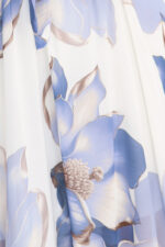 602-1 Romantyczna sukienka z kopertowym dekoltem i zwiewnymi rękawkami - błękitne kwiaty na białym tle-5