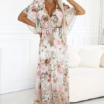 603-2 Zwiewna maxi sukienka z kopertowym dekoltem i kwiecistym wzorem – BEŻOWE RÓŻE-1