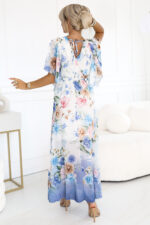 603-3 Zwiewna maxi sukienka z kopertowym dekoltem i kwiecistym wzorem – BŁĘKITNE RÓŻE-3