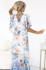 603-3 Zwiewna maxi sukienka z kopertowym dekoltem i kwiecistym wzorem – BŁĘKITNE RÓŻE-5