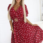 604-1 Zmysłowa bordowa sukienka w białe groszki z kopertowym dekoltem i ozdobnym paskiem-1
