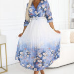 605-1 Kobieca zwiewna midi sukienka z kopertowym dekoltem i plisami – błękitna w polne kwiaty-1