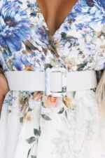 613-1 CELINA Zwiewna maxi sukienka z kopertowym dekoltem, paskiem i kwiatowym ombre – BŁĘKITNA-8