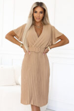 607-2 LYRA plisowana sukienka midi z kopertowym dekoltem i szerokim paskiem - KARMELOWA-4
