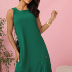 308-4 KARINE elegancka trapezowa sukienka z asymetryczną plisą - ZIELONA-1