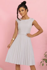 311-20 LILA Plisowana sukienka z krótkim rękawkiem i paskiem - SZARA-6
