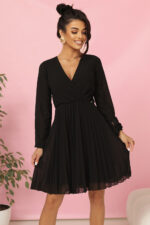313-17 ISABELLE Polska plisowana sukienka z długim rękawem i dekoltem - CZARNA-2