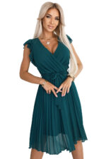 374-8 POLINA Plisowana sukienka z dekoltem i falbankami - ZIELONA-6