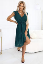 374-8 POLINA Plisowana sukienka z dekoltem i falbankami - ZIELONA-2