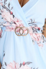 468-3 PATRIZIA sukienka z kopertowym dekoltem, paskiem i krótkim rękawkiem - BŁĘKITNA W RÓŻE-7