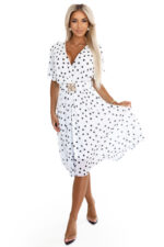 604-2 Zmysłowa sukienka w czarne groszki z kopertowym dekoltem i ozdobnym paskiem - biała-7