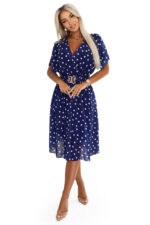 604-4 Zmysłowa sukienka w białe groszki z kopertowym dekoltem i ozdobnym paskiem - granatowa-7