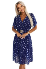 604-4 Zmysłowa sukienka w białe groszki z kopertowym dekoltem i ozdobnym paskiem - granatowa-8
