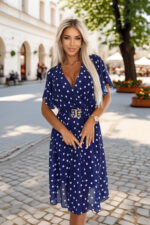 604-4 Zmysłowa sukienka w białe groszki z kopertowym dekoltem i ozdobnym paskiem - granatowa-5