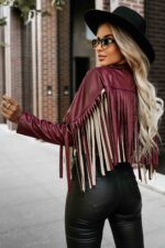 624-2 Krótka kurtka z frędzlami z miękkiej eco skóry - bordowa-7