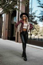 624-2 Krótka kurtka z frędzlami z miękkiej eco skóry - bordowa-6