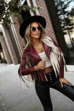 624-2 Krótka kurtka z frędzlami z miękkiej eco skóry - bordowa-5