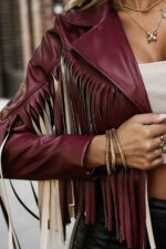 624-2 Krótka kurtka z frędzlami z miękkiej eco skóry - bordowa-8