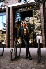 624-3 Krótka ramoneska z frędzlami z miękkiej eco skóry - czarna-4