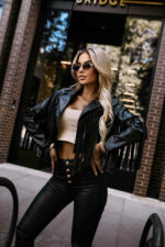 624-3 Krótka ramoneska z frędzlami z miękkiej eco skóry - czarna-5