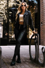 624-3 Krótka ramoneska z frędzlami z miękkiej eco skóry - czarna-7