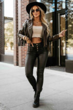 624-4 Krótka kurtka z frędzlami z miękkiej eco skóry - czekoladowa-2