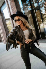 624-4 Krótka kurtka z frędzlami z miękkiej eco skóry - czekoladowa-5