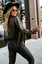 624-4 Krótka kurtka z frędzlami z miękkiej eco skóry - czekoladowa-3