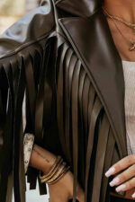 624-4 Krótka kurtka z frędzlami z miękkiej eco skóry - czekoladowa-8