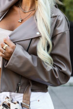 626-3 Stylowa ramoneska z miękkiej ekoskóry, z paskiem i asymetrycznym zamkiem - cappuccino-7