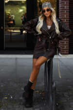 626-4 Kurtka ramoneska z miękkiej ekoskóry z paskiem i asymetrycznym zamkiem - brązowa-7