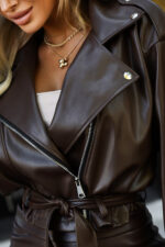 626-4 Kurtka ramoneska z miękkiej ekoskóry z paskiem i asymetrycznym zamkiem - brązowa-6