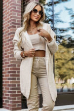 629-1 Wygodny kardigan oversize z kapturem i stylową naszywką - beżowy-4