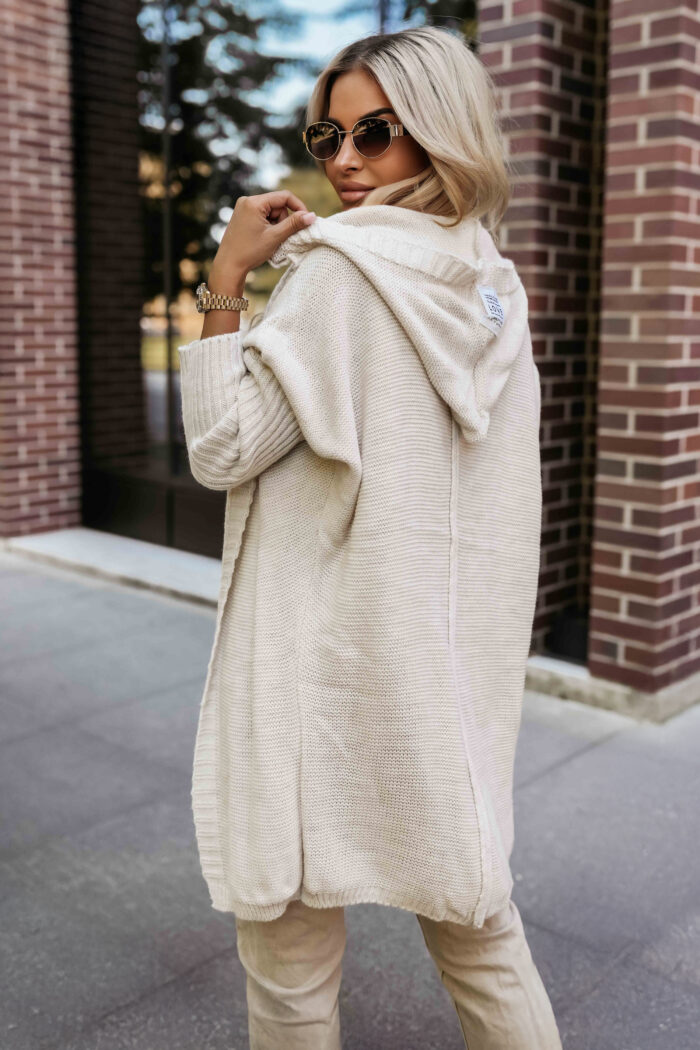 629-1 Wygodny kardigan oversize z kapturem i stylową naszywką - beżowy-3