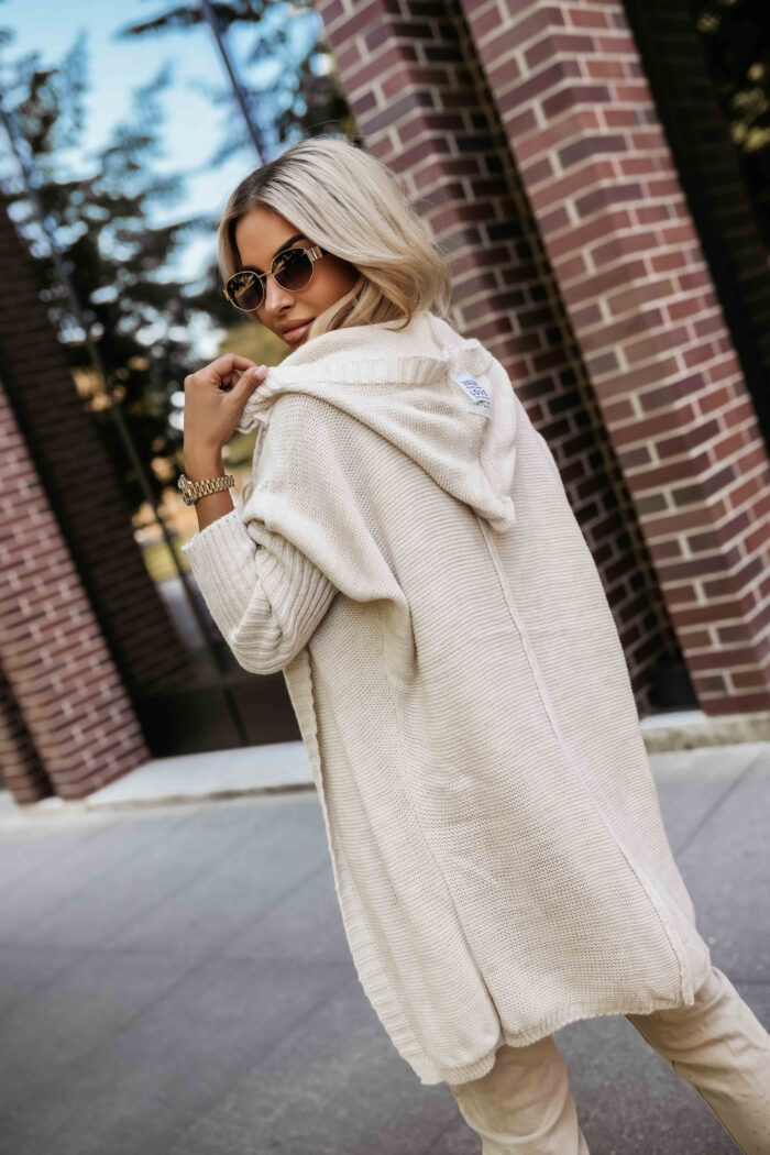 629-1 Wygodny kardigan oversize z kapturem i stylową naszywką - beżowy-6